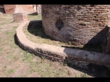 01276 ostia - regio ii - insula i - caserma dei vigili (ii,v,1-2) - suedostecke des hofes - basin -  detail - 09-2022.jpg